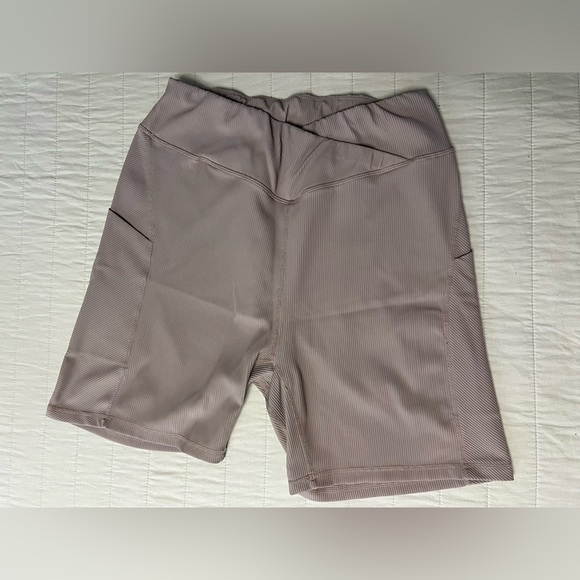 Women’s Ribbed High-Rise Crossover Taupe Biker Shorts Size XL - Picture 8 of 12